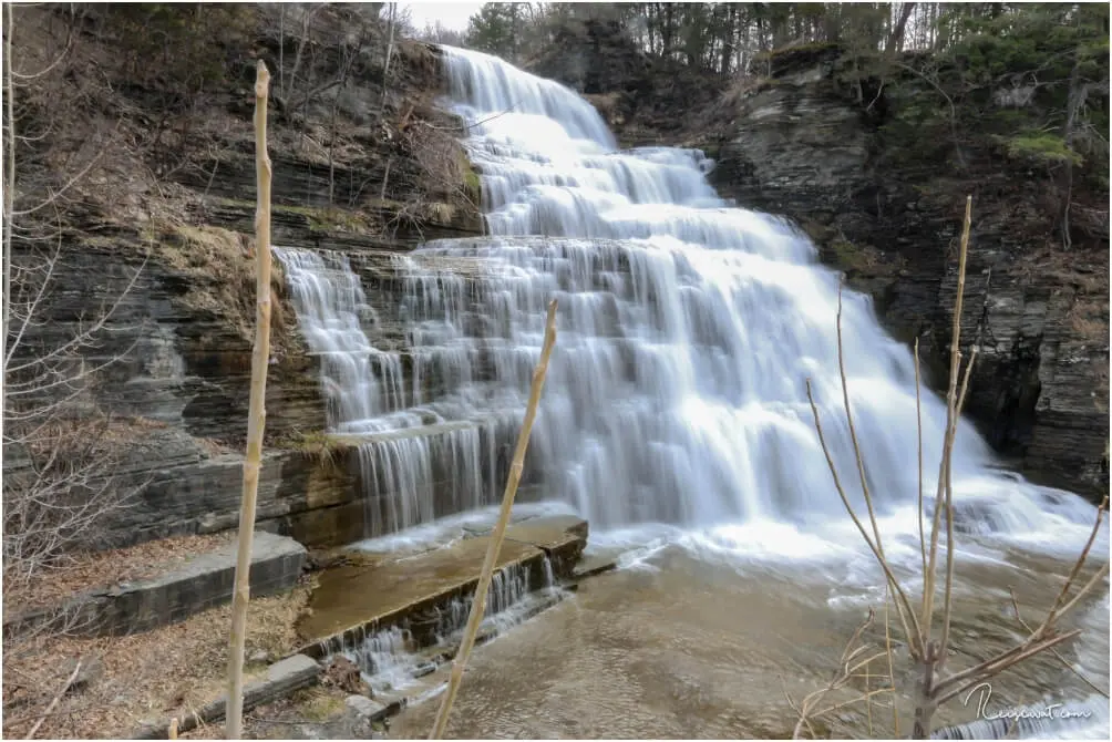 Die Hector Falls tauchen unvermittelt am Straßenrand auf, wenn man auf dem Weg nach Watkins Glen ist. Zum Glück gibt es einen kleinen Parkstreifen dort