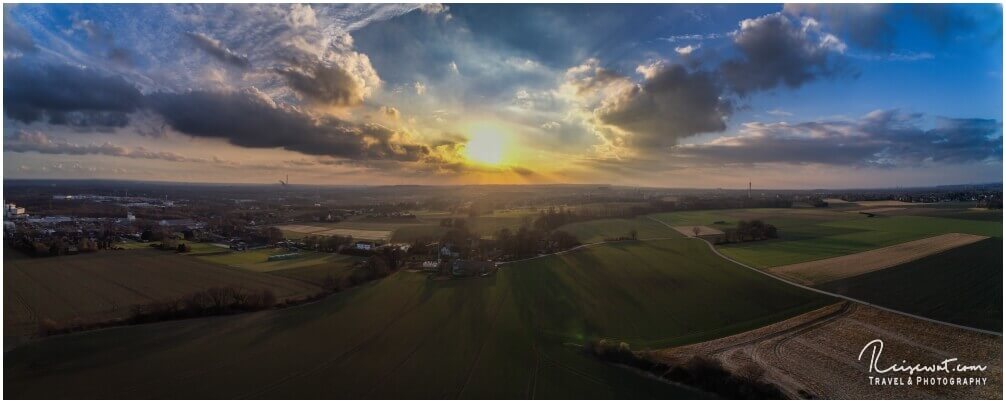 So schön können simple Felder plötzlich sein wenn Licht und Wolkenstimmung passen