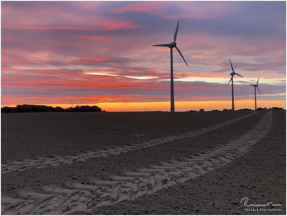 Dekorative Reifenspuren und ein traumhafter Sonnenuntergang, was will man mehr?