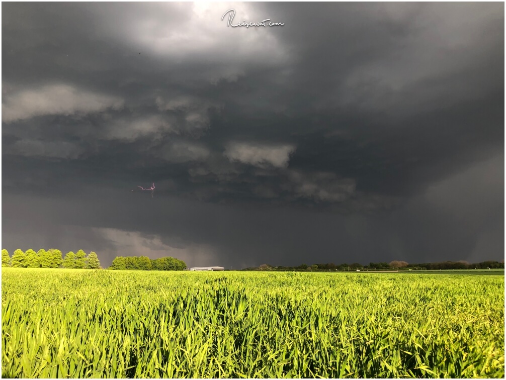 Dunkle Gewitterwolken beenden das schöne Wetter an diesem Nachmittag