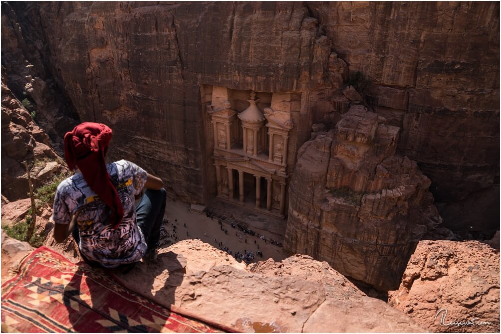 Der Blick vom Ende des Indiana Jones Trails hinunter aufs Schatzhaus in Petra, was um die Mittagszeit im Schatten liegt