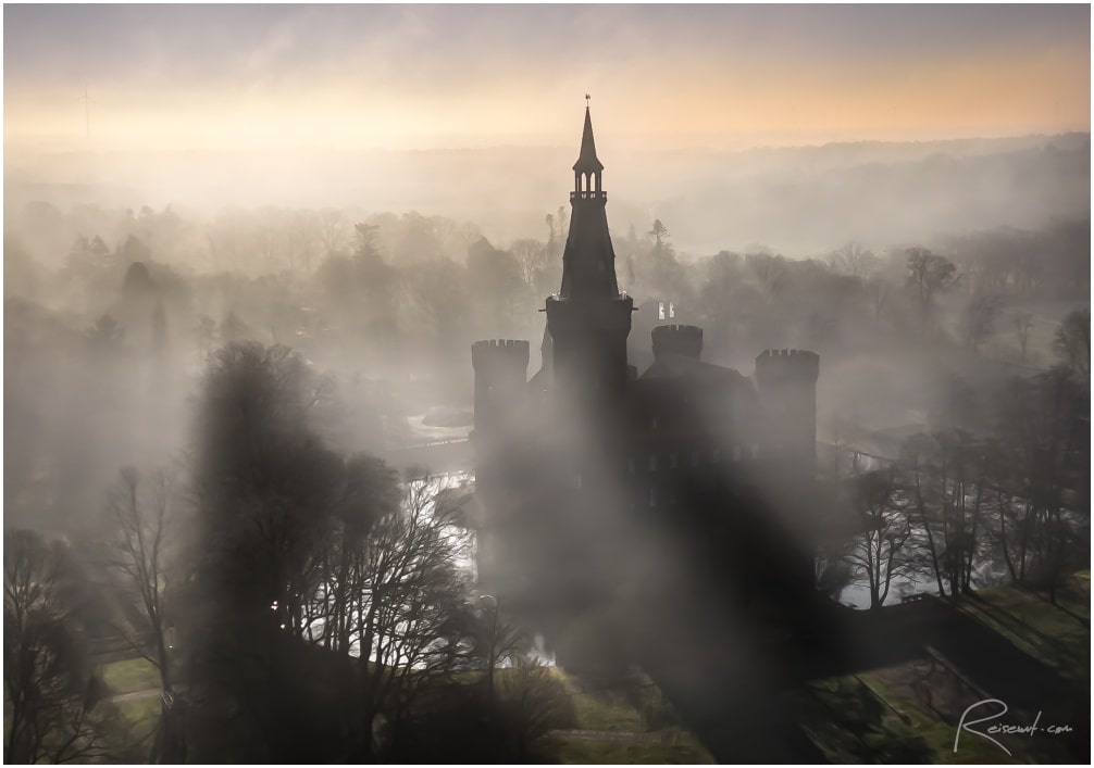 Nebeliger und sehr kalter Morgen an Schloß Moyland im Februar
