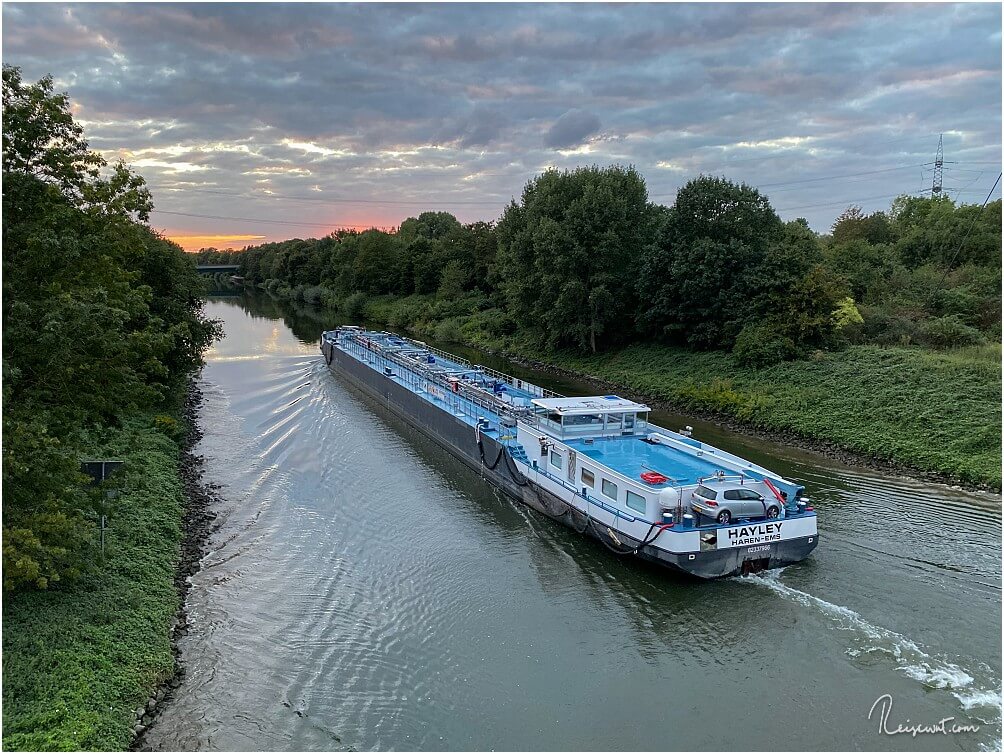 Ein Schiff vernichtet die schöne Spiegelung im Wasser