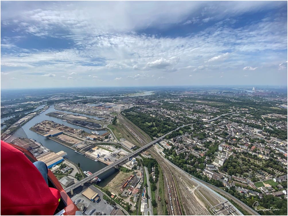 Blick auf den Duisburger Hafen und den Rhein