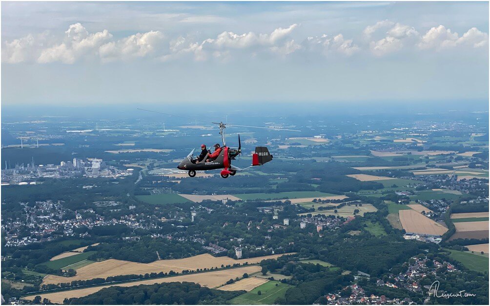 Der Versuch einer Nahaufnahme vom anderen Tragschrauber mit Pilot Jan-Bernd Donner und Kevin an Board