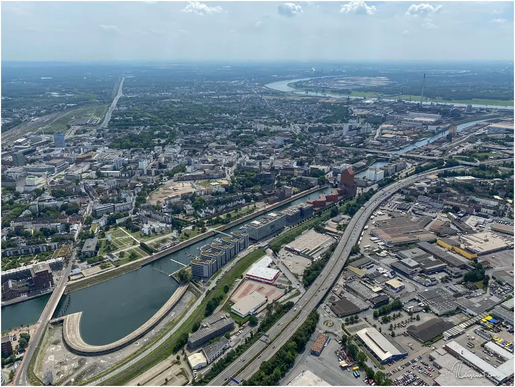 Noch einmal der Duisburger Innenhafen mit Blick auf den Rhein in Richtung Düsseldorf