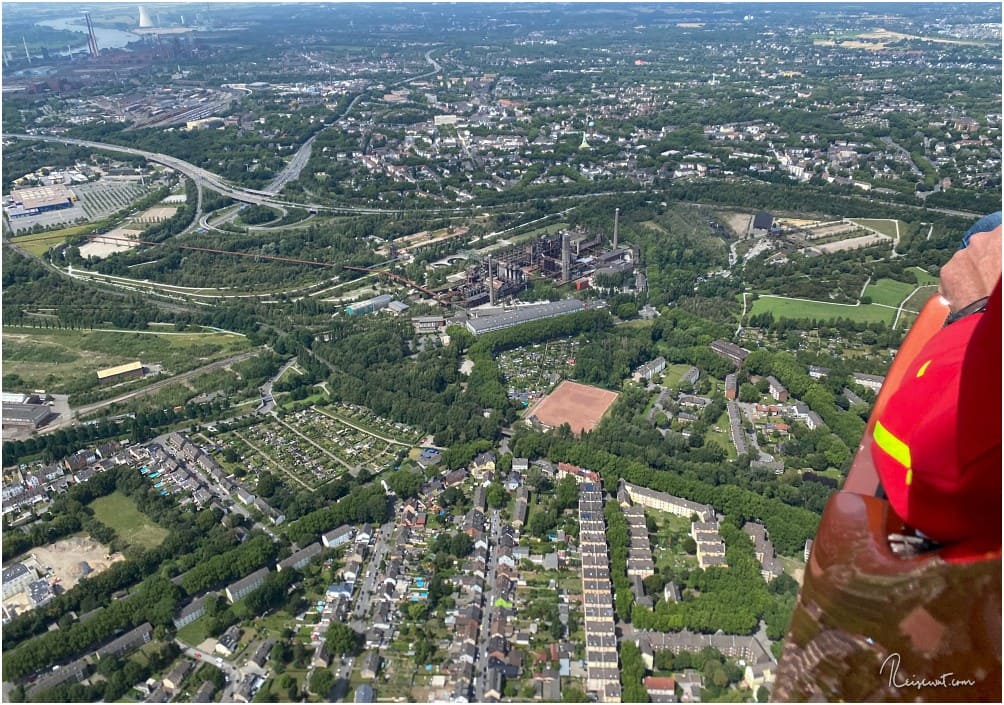 In der Mitte erkennt man den Landschaftspark Duisburg-Nord (LaPaDu). Links oben: Der Rhein