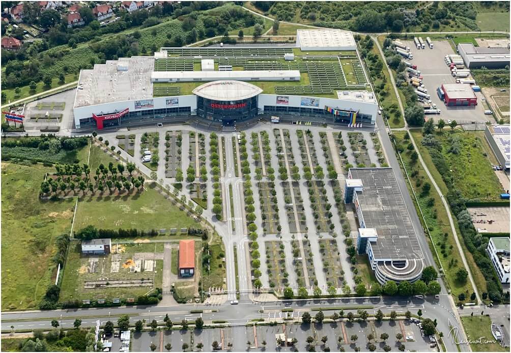 Das Möbelhaus Ostermann in Bottrop springt einem irgendwie ins Auge aus der Luft