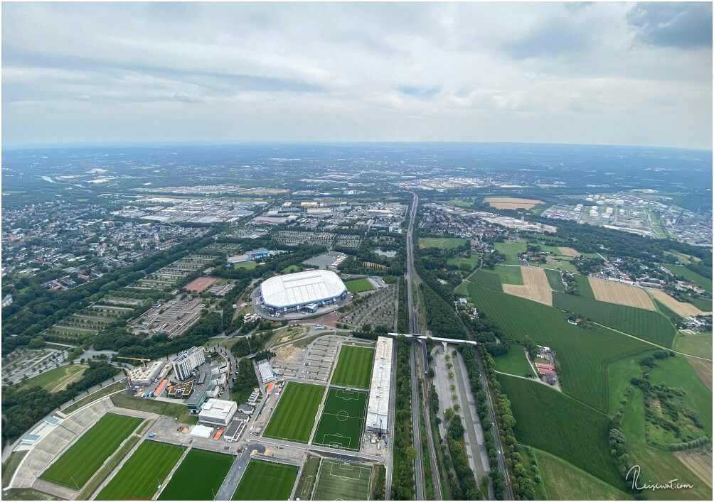 Die Arena auf Schalke aus circa 300 Metern Höhe