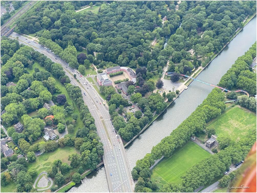 Schloss Oberhausen plus bunter Slinky Springs to Fame Brücke nebenan
