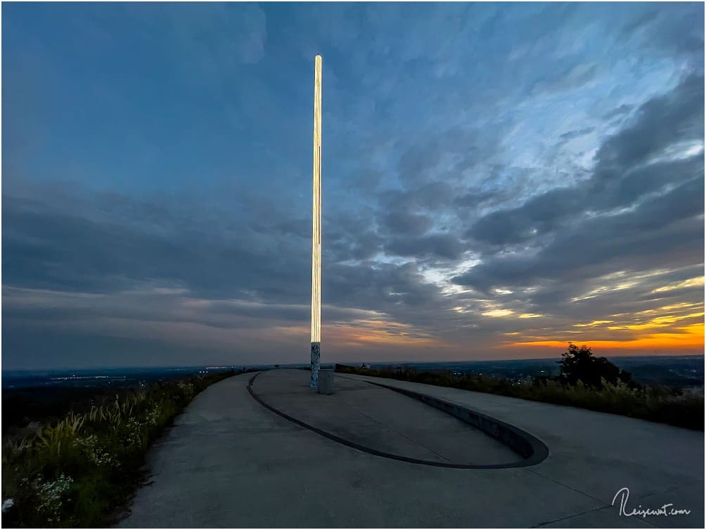 Das beeindruckende Lichtschwert auf der Halde Großes Holz ist über 30 Meter hoch