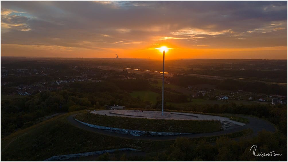 Die Sonne als Kerzendocht, im Hintergrund das Kraftwerk Datteln