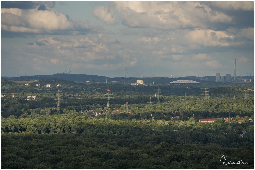 Der Blick in Richtung Osten zur Halde Hoheward. Auch die Schalke-Arena ist gut zu erkennen