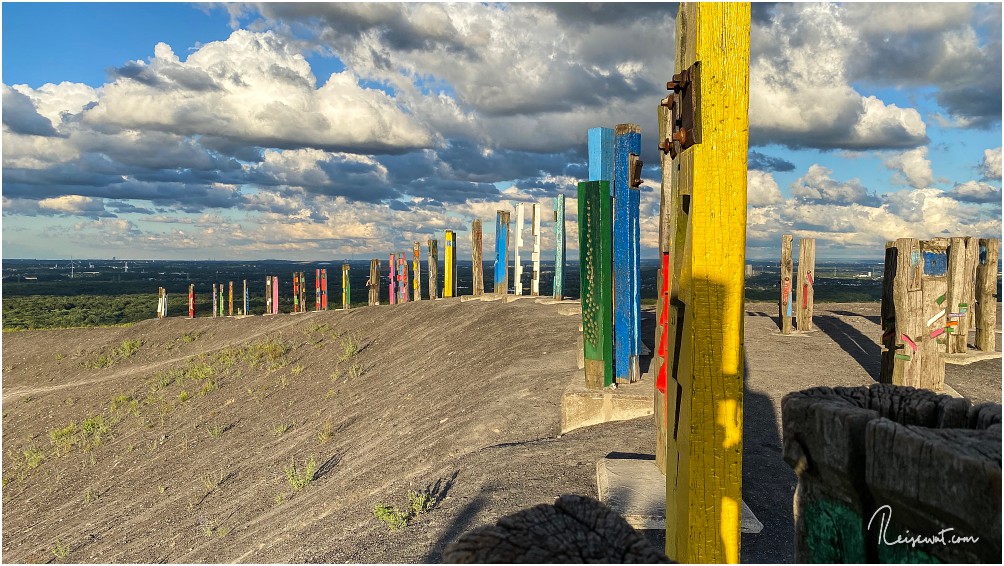 Die Totems oben auf der Halde Haniel setzen farbige Akzente, selbst bei fast perfekten Lichtbedingungen