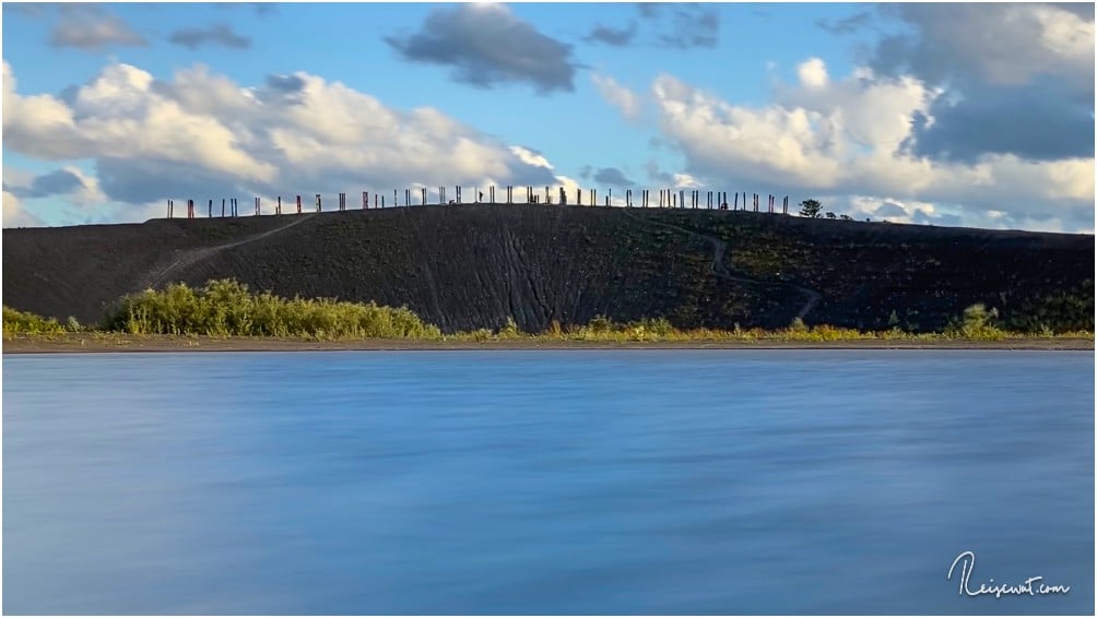 Eine Langzeitbelichtung war nötig, um das vom Wind unruhige Wasser in der Senke halbwegs glatt zu bekommen