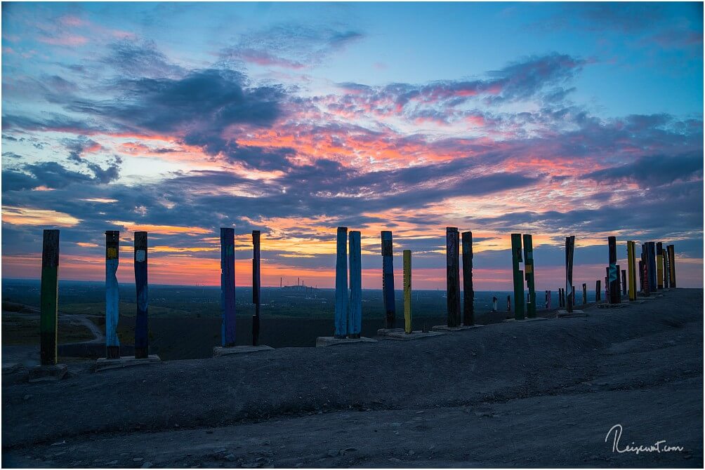 Eine simple iPhone-Aufnahme der Holztotems zum Sonnenaufgang