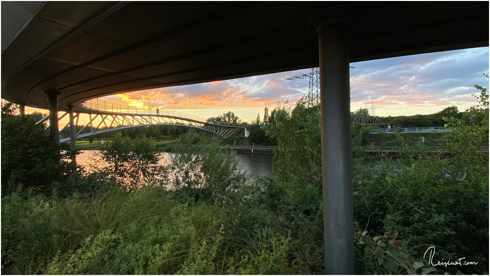 Die Fußgängerbrücke über den Kanal verbindet Fuß- und Radwege miteinander