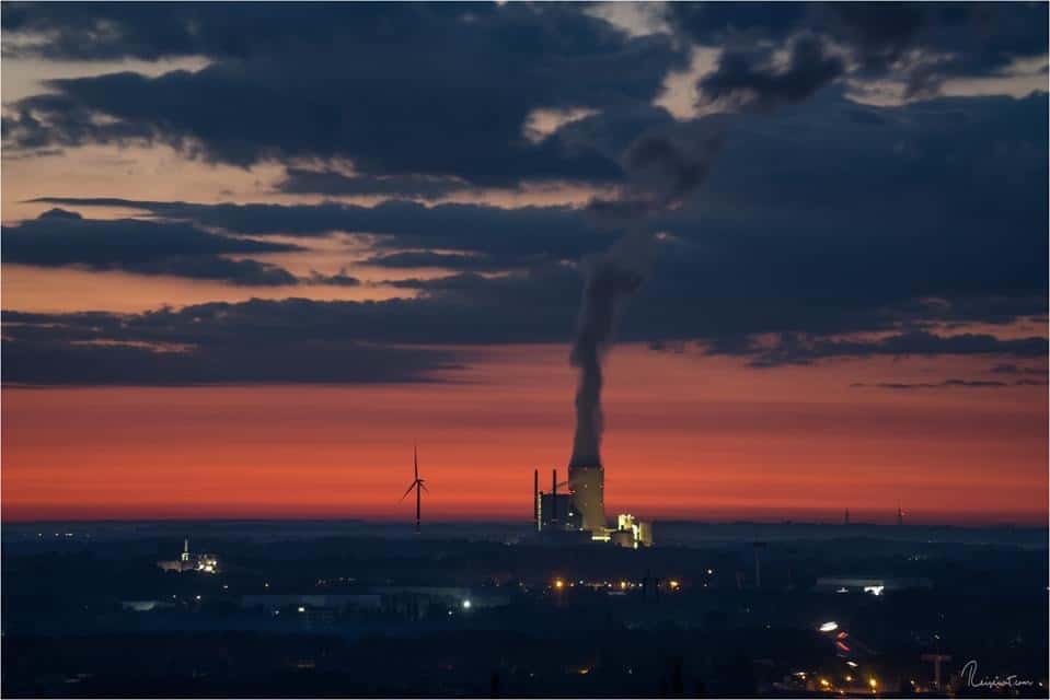 Das Kraftwerk Datteln, kurz vor Sonnenaufgang, oben von der Halde fotografiert