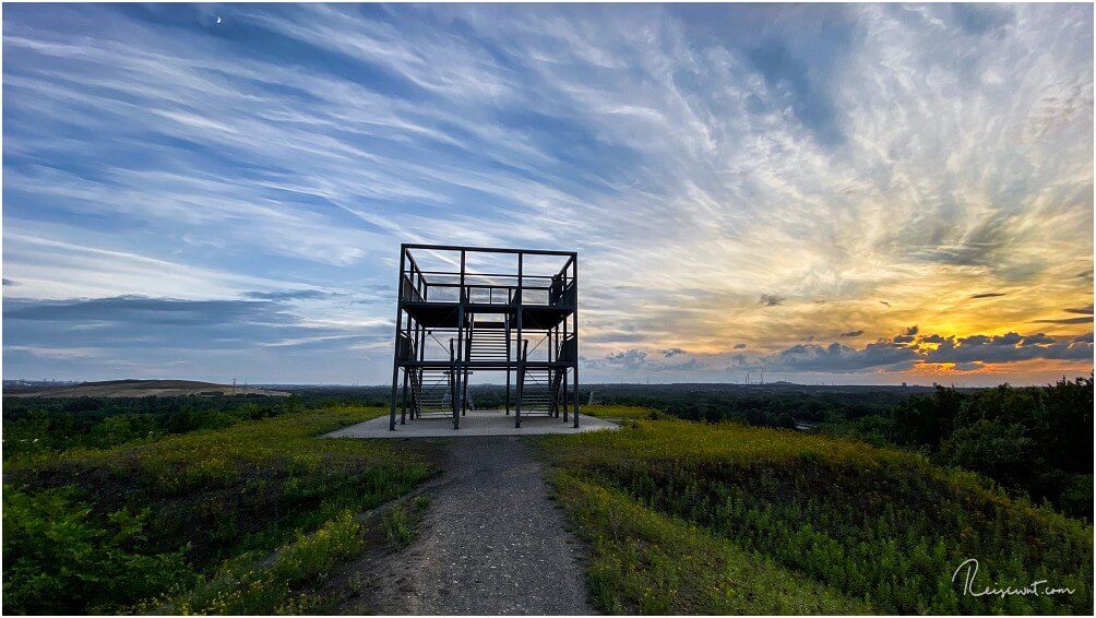 Sonnenuntergang auf der Halde Hoheward bei der Ewald Empore, dahinter befindet sich unten die Zeche Ewald