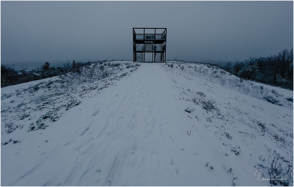 Der Aussichtsturm auf der Seite der Zeche Ewald im Winter