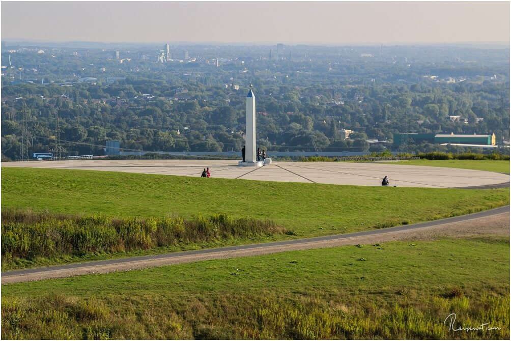 Der Obelisk auf der Halde Hoheward, im Hintergrund blickt man in Richtung Herne. Aufnahme aus dem Sommer.
