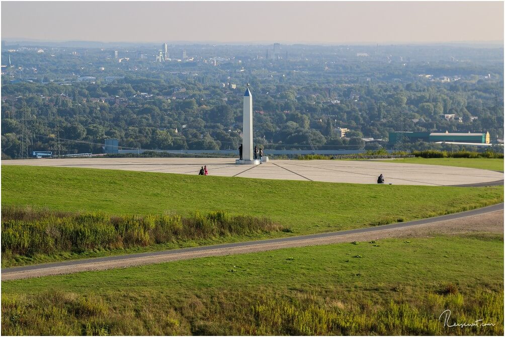 Der Obelisk auf der Halde Hoheward, im Hintergrund blickt man in Richtung Herne. Aufnahme aus dem Sommer.