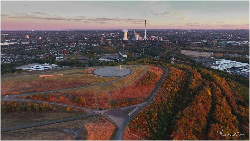 Blick aus der Luft in Richtung Obelisk, aufgenommen im Herbst. Im Hintergrund das STEAG Heizkraftwerk Herne