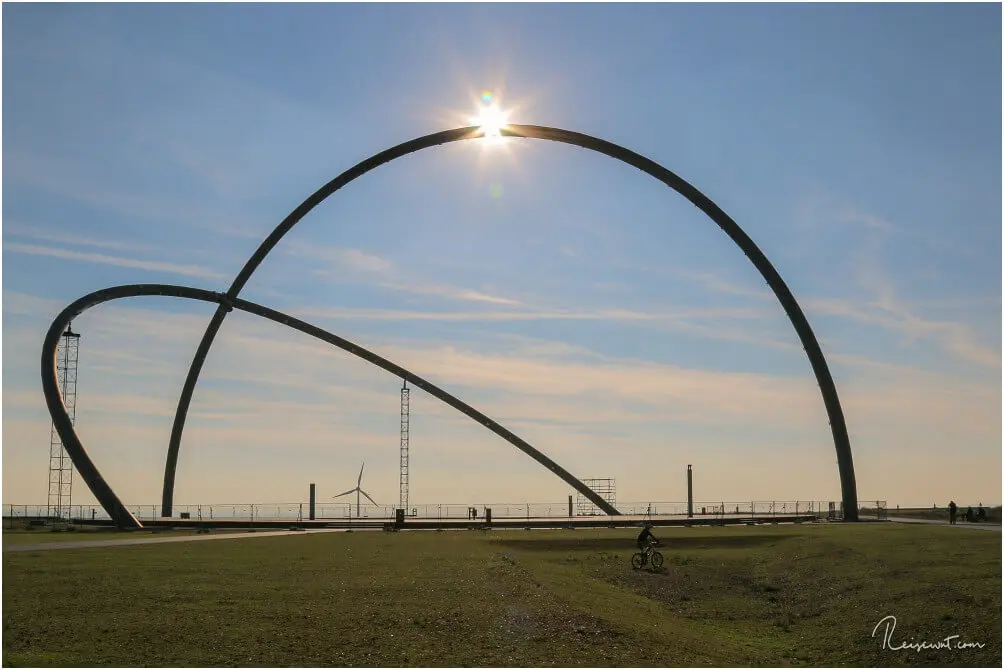 Das Horizontobservatorium, man erkennt gut die beiden Stützen, die einen der Bögen zusätzlich halten