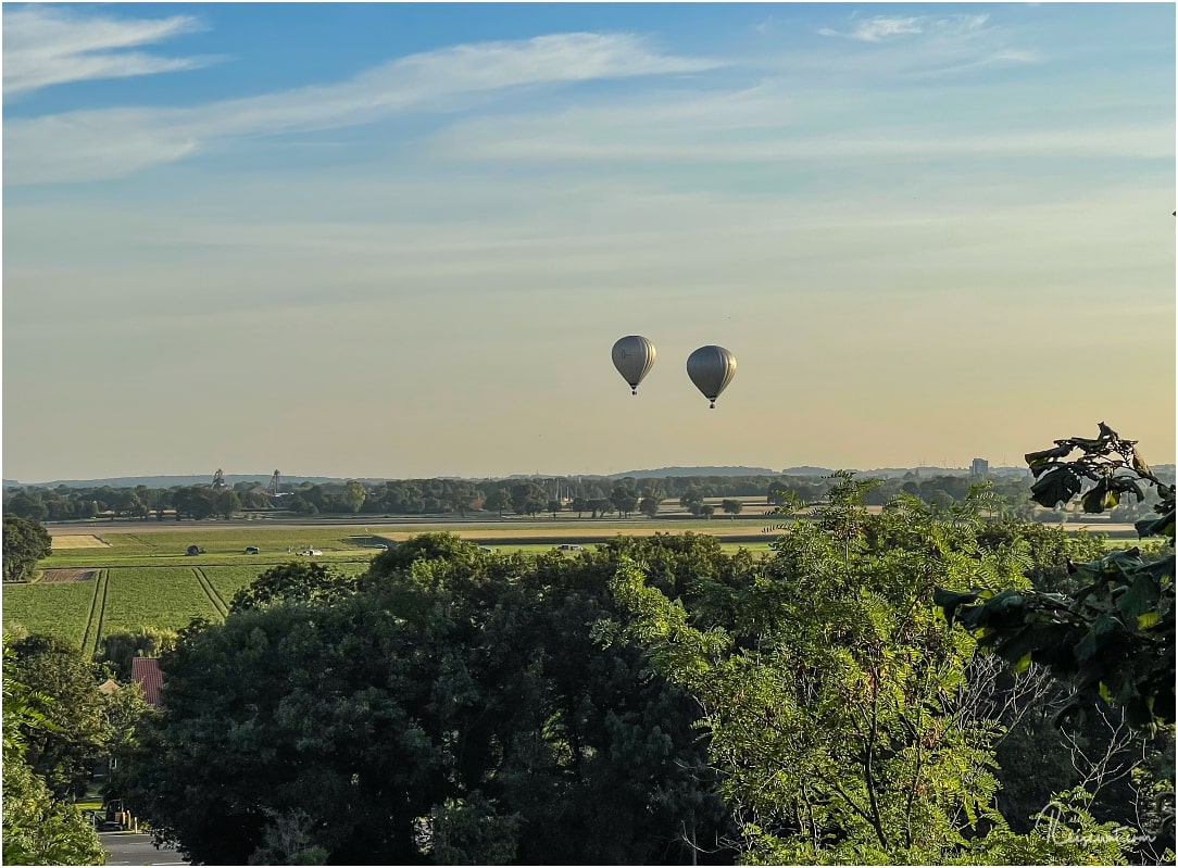Blick von der Treppe nach oben in Richtung Süden, wo die Heißluftballons starten