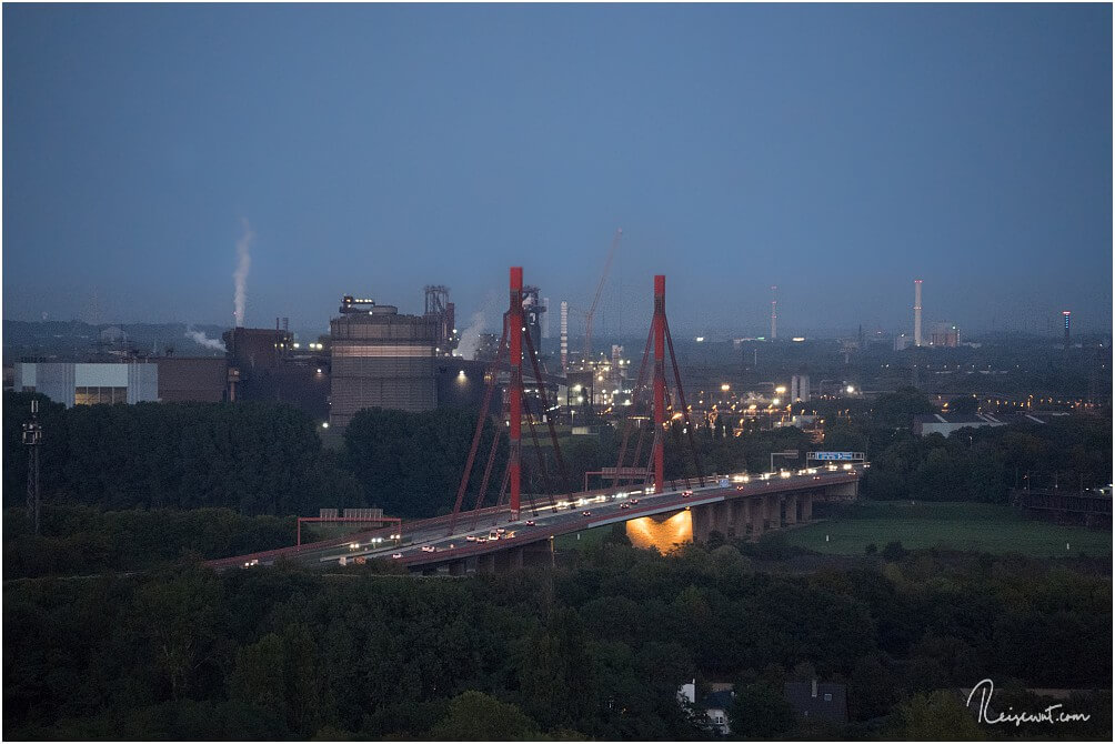 Blick von der Halde Rheinpreussen auf die Beeckerwerther Brücke (A42) und das Thyssen Krupp Werk