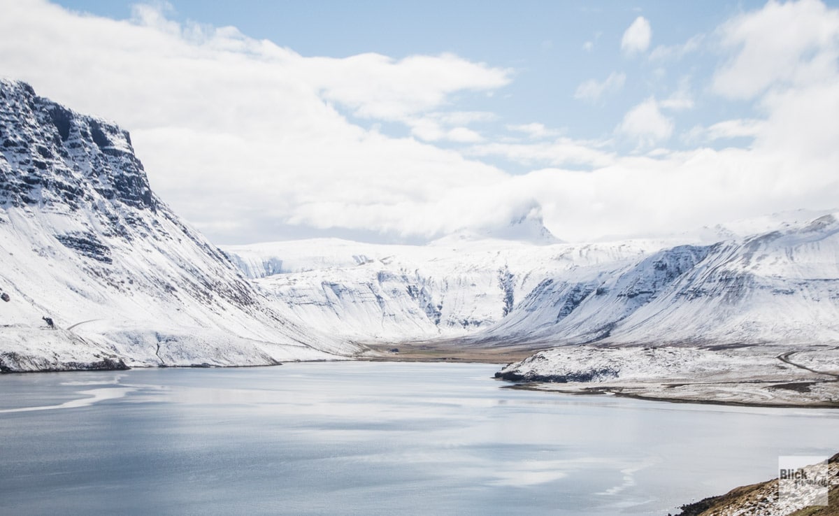 Schneebedeckte Berge und daneben direkt ein Fjord ... so etwas gibt es nur selten auf der Welt