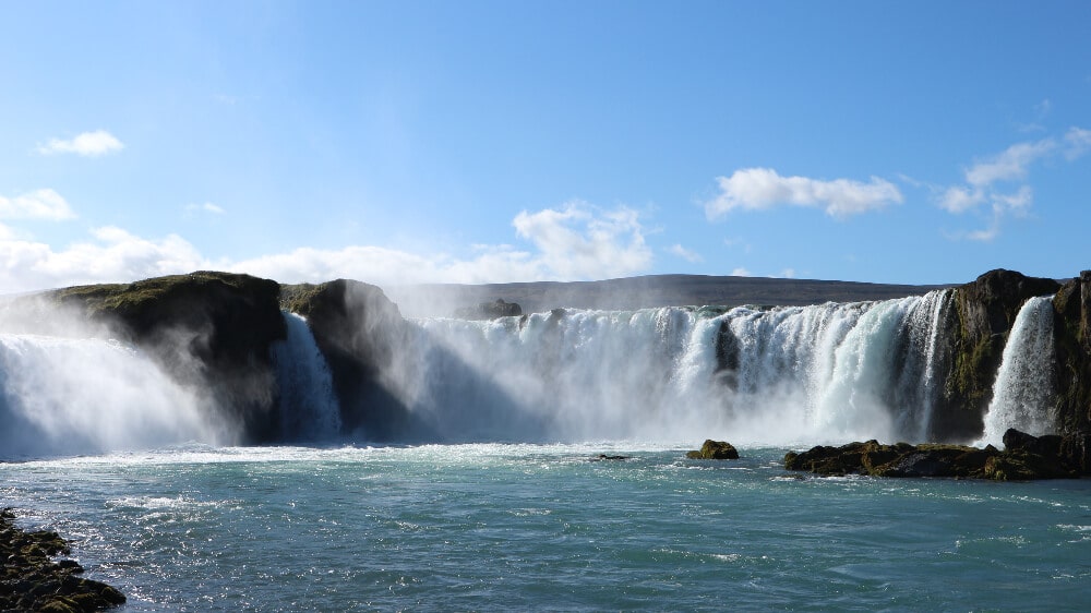 Der Godafoss, der Wasserfall der Götter. Nicht sehr hoch, dennoch extrem beeindruckend