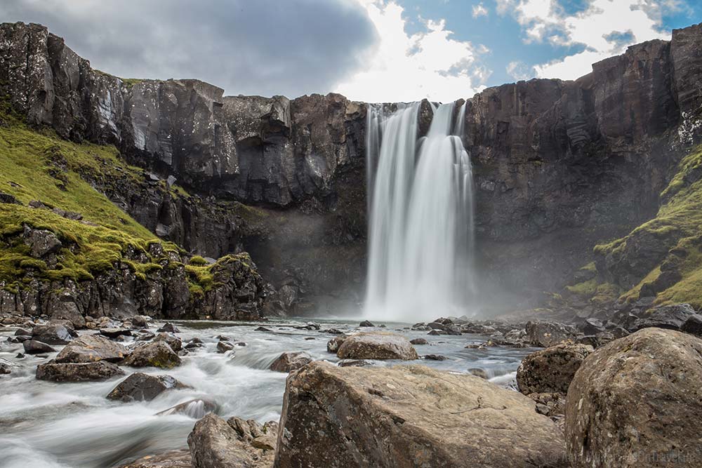 Nur einer von endlos vielen Wasserfällen auf der Insel