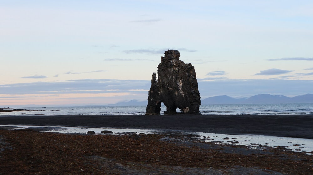 Der Felsmonolith Hvitserkur im Norden Islands steht völlig allein auf weiter Flur im Fjord