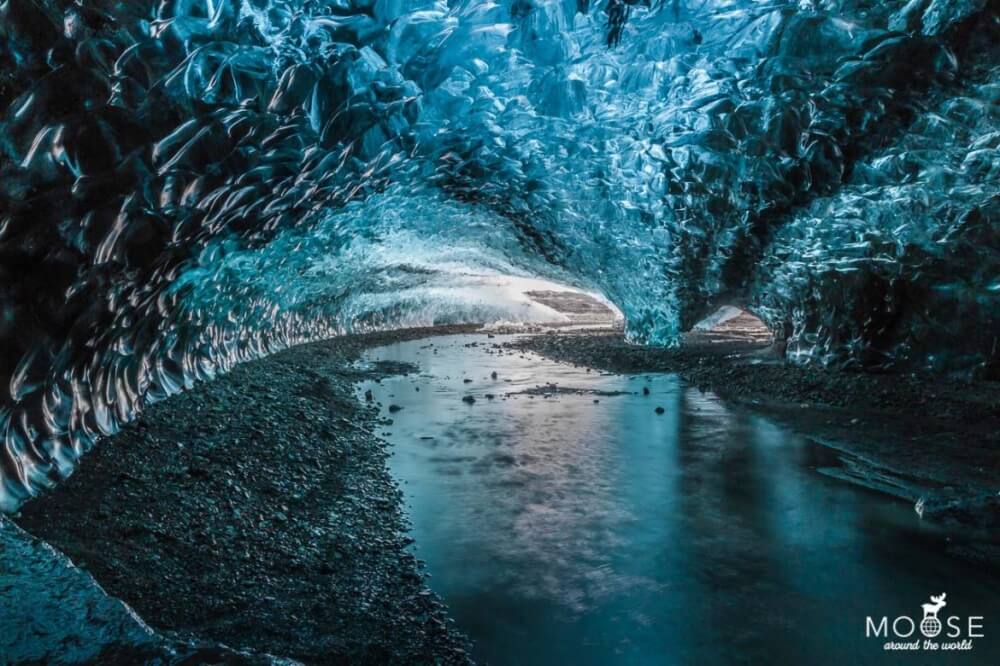 Der Besuch einer Eishöhle ist etwas ganz besonderes im Winter. Die Northen Lights Icecave hier auf dem Foto ist inzwischen leider eingestürzt.