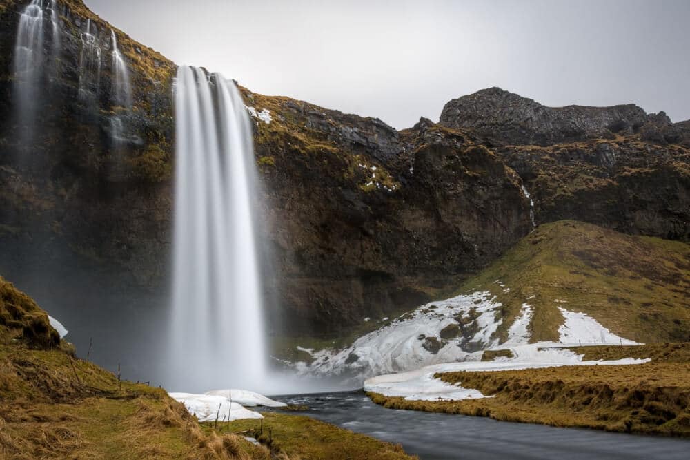 Der Seljalandsfoss an der Südküste Islands ist einer der Orte wo Du die meisten Touristen antreffen wirst