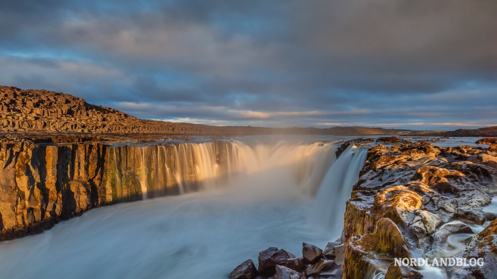 Der Selfoss in der Nähe des Dettifoss im Norden Islands ist nicht weniger beeindruckend