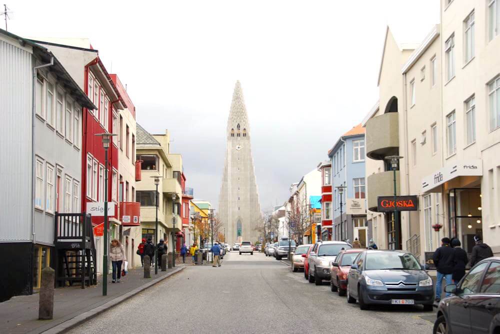 Das wohl bekannteste Gebäude in Reykjavik ist die Hallgrimskirkja. Dort kannst Du auch kostenlos parken. 