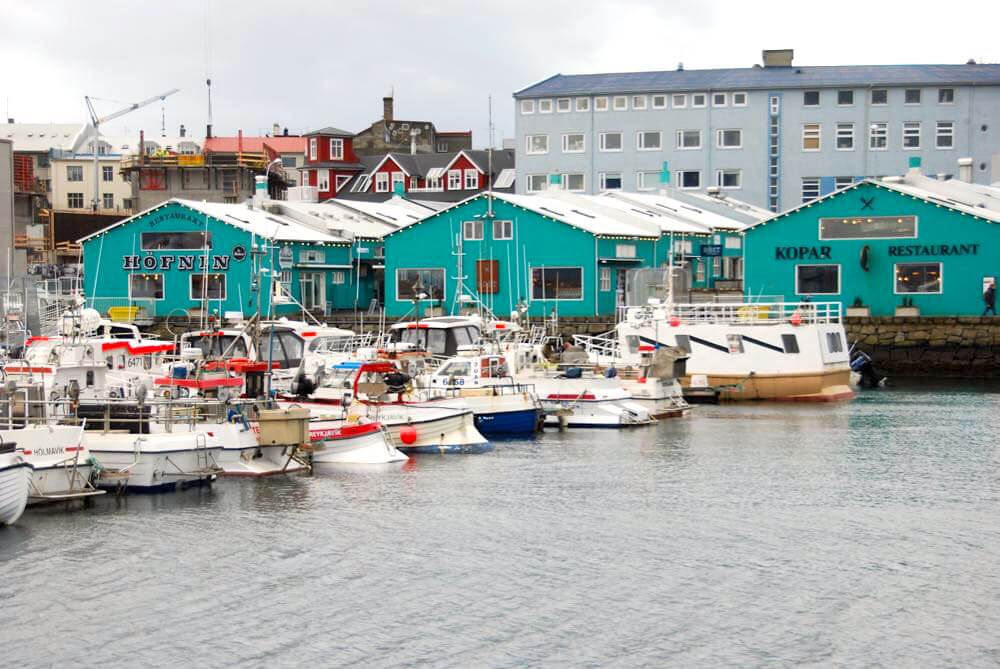 Der Hafen von Reykjavik lädt mit seinen Restaurants zum schlendern ein