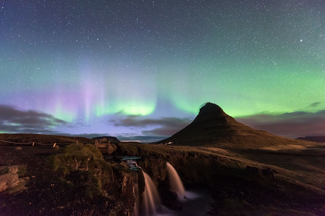 Der Berg Kirkfufell ist ein dankbares Motiv, wenn Nachts die Polarlichter tanzen.