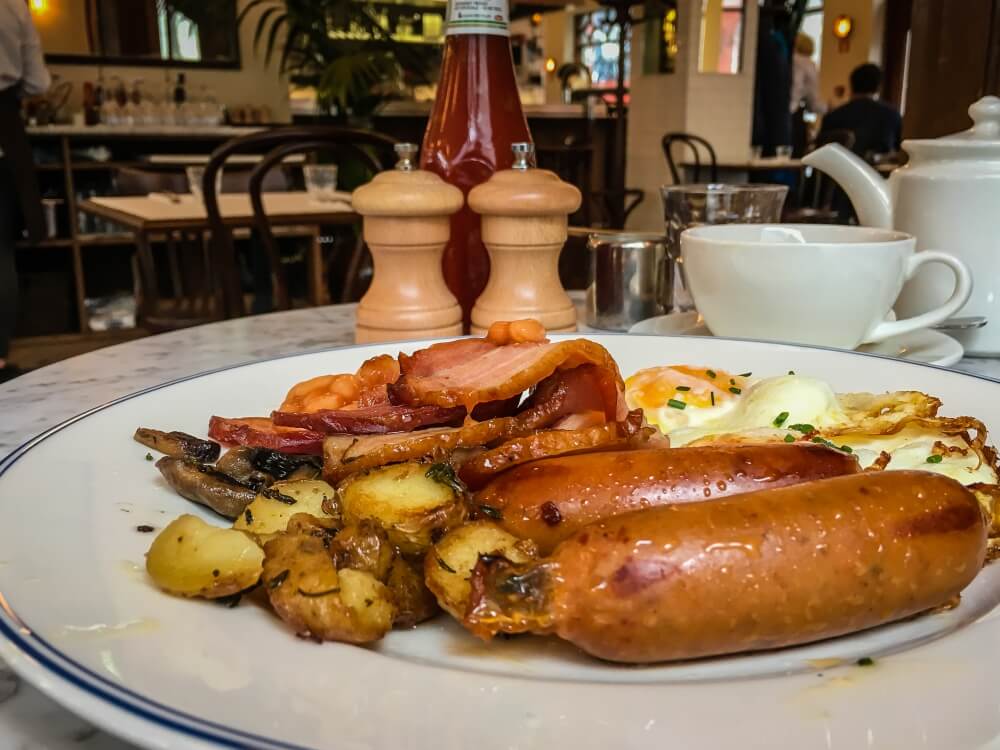 Nach dem Frühstück im Cafe Paris geht es gut gestärkt in den Tag