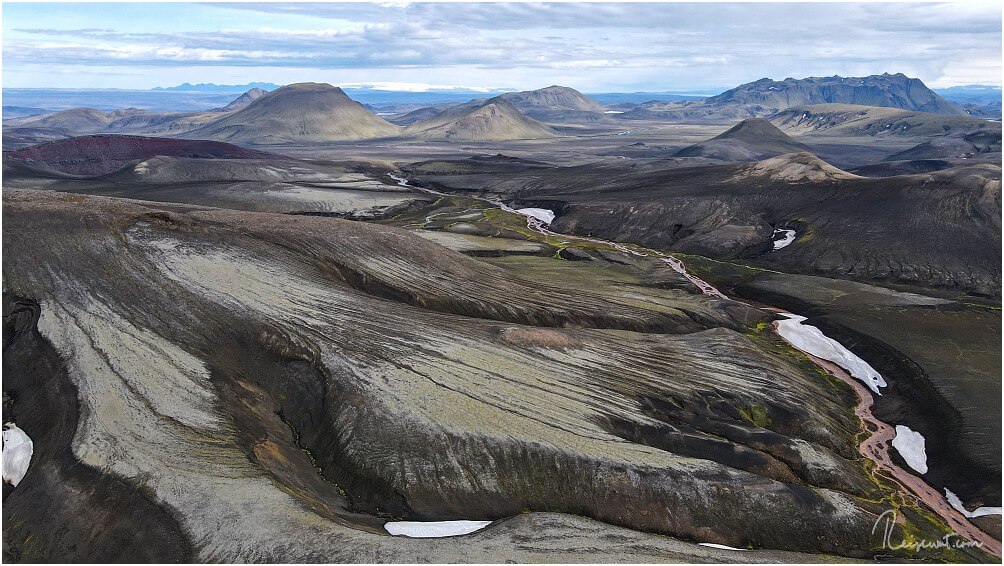 Blick zurück auf die ganze Wanderung zur Quelle Rauðauga, immer den roten Fluss entlang