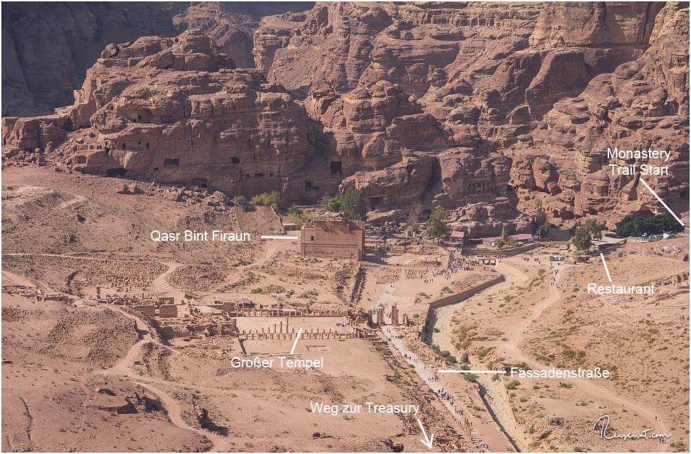 Der Start des Monastery Trails befindet ganz hinten rechts, hinter dem Restaurant