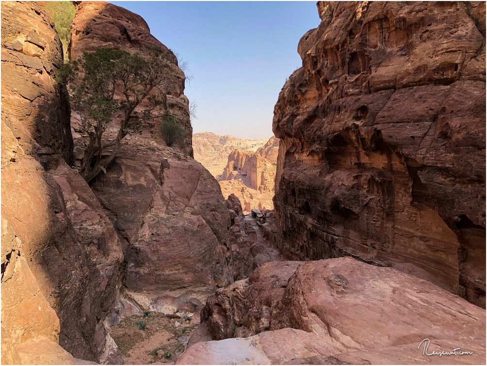Der untere Teil des Trails verläuft wunderschön durch eine Art Canyon. Im Hintergrund: Teile der Königswand