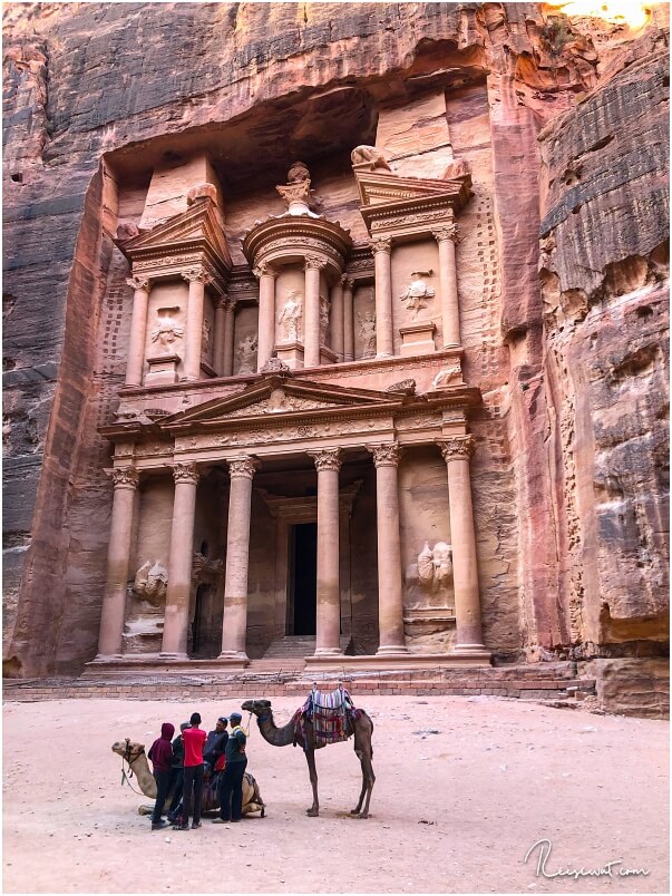 Bevor die Sonne auf die Treasury in Petra trifft, hat man mit Glück noch keine Touristen mit auf dem Foto