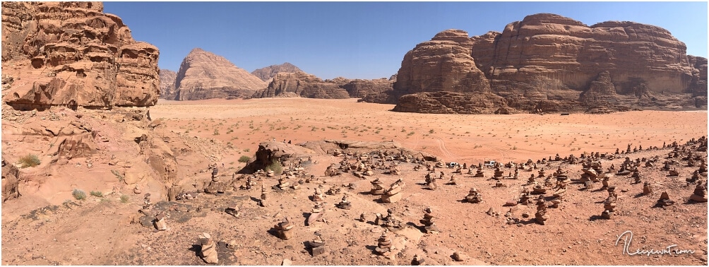 Cairns ... die kleinen, meist von Touristen aufgetürmten Steinhäufchen, machen auch vorm Wadi Rum nicht Halt 