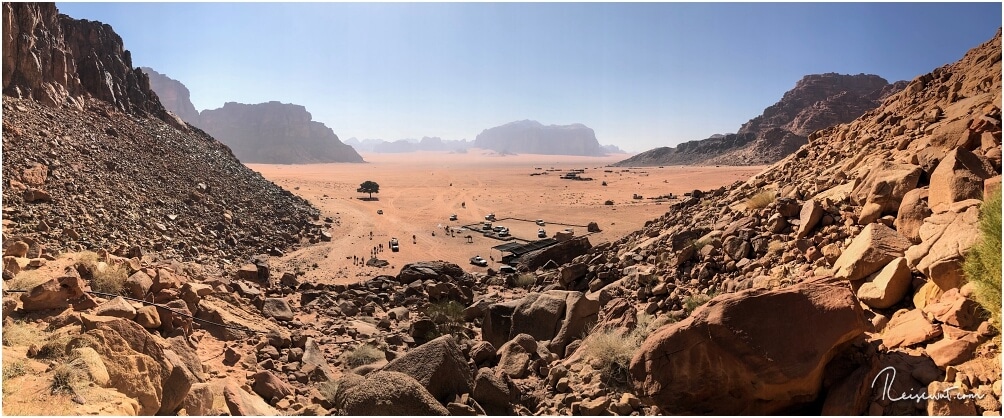 Den ersten Eindruck, den die meisten Leute bekommen. Die Aussicht von Lawrence Spring ins Wadi Rum. 