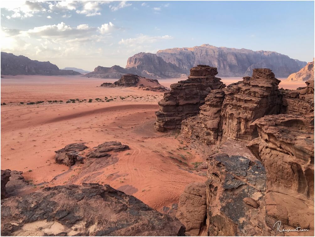 Die Aussicht vom Berg hinter dem Wadi Rum Nomads Camp ist atemberaubend. Im Hintergrund: Die Big Red Sand Dune