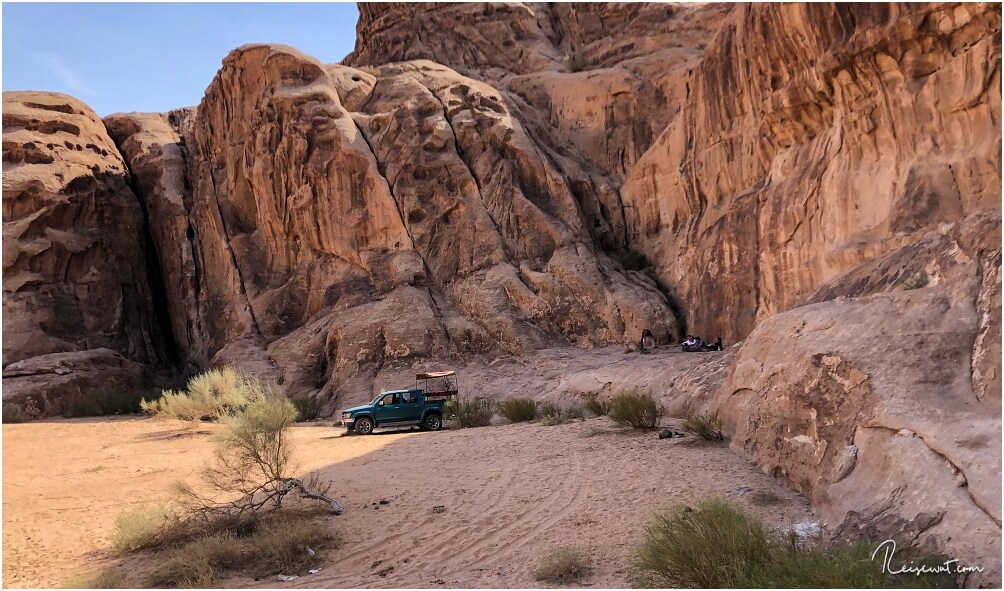 Lunchtime im Wadi Rum. Ein schattiges Plätzchen, eine Feuerstelle, ein paar Töpfe ... mehr braucht der Guide nicht