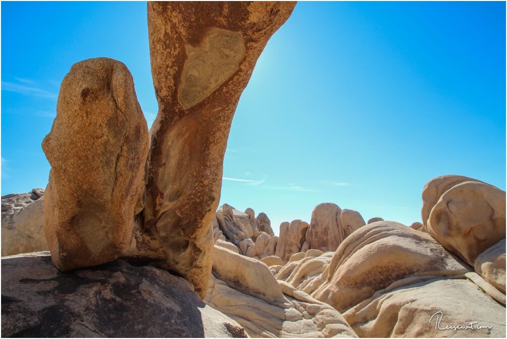Hier der massive Arm des Arch Rocks von unten